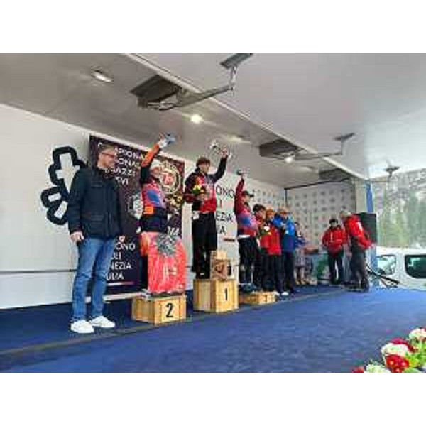 L'assessore regionale alle Autonomie Locali, Pierpaolo Roberti, sul palco per le premiazioni dei campionati regionali ragazzi allievi di sci alpino a Sella Nevea. - L'assessore regionale alle Autonomie Locali, Pierpaolo Roberti, sul palco per le premiazioni dei campionati regionali ragazzi allievi di sci alpino a Sella Nevea.