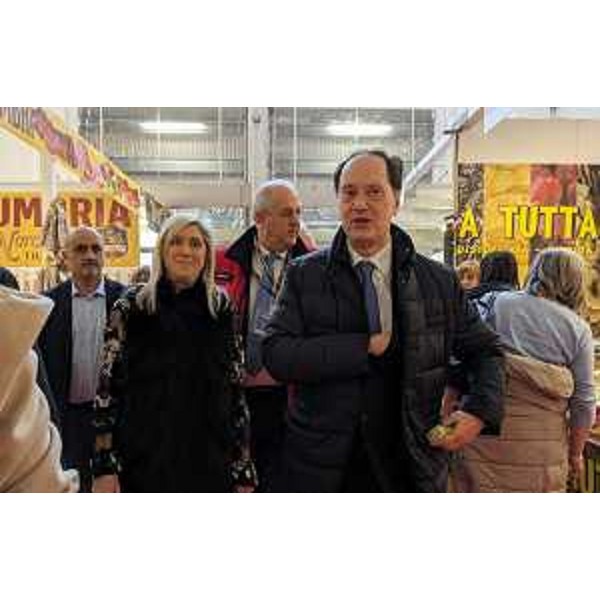 L'assessore Amirante visita gli stand con il ministro Ciriani - L'assessore Amirante visita gli stand con il ministro Ciriani 