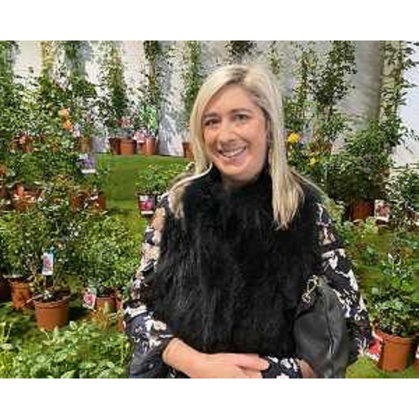 L'assessore Amirante nello stand delle rose - L'assessore Amirante nello stand delle rose 