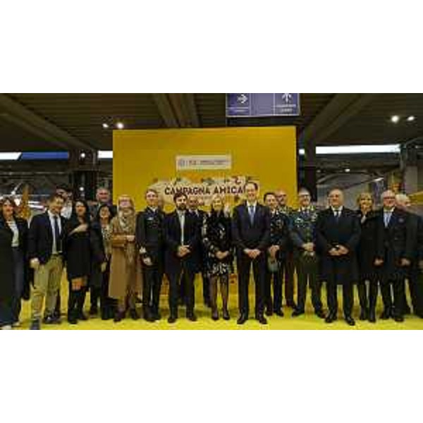 La foto di rito nello stand di Coldiretti - La foto di rito nello stand di Coldiretti 