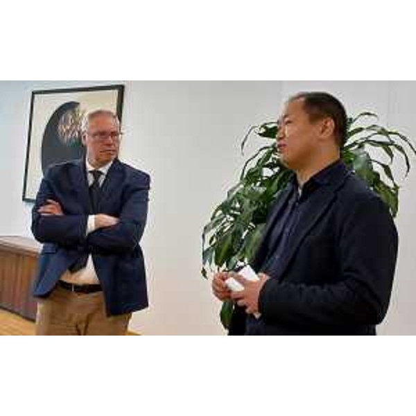 Il presidente Bordin (a sinistra nella foto) a colloquio con il cantante lirico Sikai Lai - Il presidente Bordin (a sinistra nella foto) a colloquio con il cantante lirico Sikai Lai