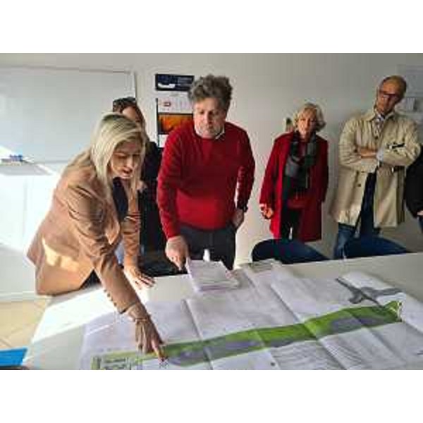 L'assessore regionale Cristina Amirante nella sede del Terminal Porto Nogaro - L'assessore regionale Cristina Amirante nella sede del Terminal Porto Nogaro