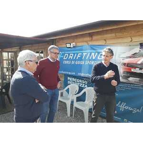 Lassessore regionale alle Autonomie locali e alla Sicurezza Pierpaolo Roberti insiene ai responsabili di Vieffe Drifting. - Lassessore regionale alle Autonomie locali e alla Sicurezza Pierpaolo Roberti insiene ai responsabili di Vieffe Drifting.