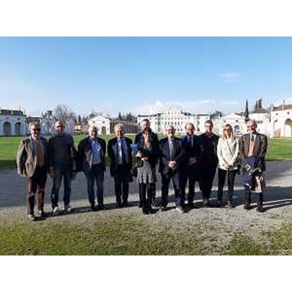 Il vice presidente con delega alla Cultura Mario Anzil, l'assessore regionale al Patrimonio Sebastiano Callari con il gruppo di lavoro per l'intervento di restauro dell'esedra di Villa Manin - Il vice presidente con delega alla Cultura Mario Anzil, l'assessore regionale al Patrimonio Sebastiano Callari con il gruppo di lavoro per l'intervento di restauro dell'esedra di Villa Manin