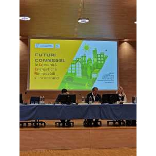 L'assessore Fabio Scoccimarro, al centro, durante il suo intervento sulle Comunità energetiche rinnovabili nell'auditorium della sede regionale a Udine. - L'assessore Fabio Scoccimarro, al centro, durante il suo intervento sulle Comunità energetiche rinnovabili nell'auditorium della sede regionale a Udine.