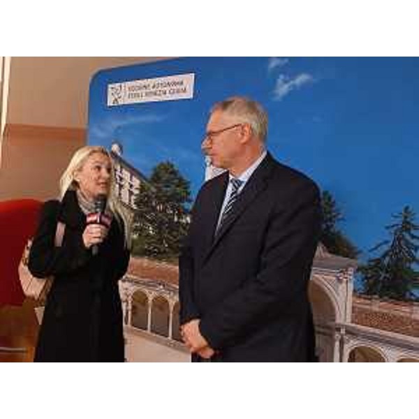 Il presidente Bordin intervistato dalle tv a margine della presentazione - Il presidente Bordin intervistato dalle tv a margine della presentazione