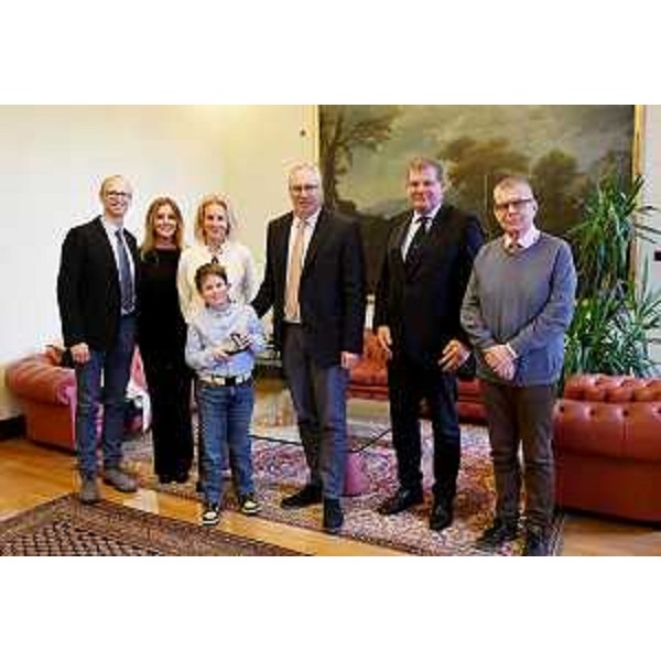 Da sinistra Manuel Figheli (direttore Glasbena matica), la madre di Evan, Tamara Razem Locatelli (insegnante di musica), Evan Miliani, il presidente del Cr Fvg, Mauro Bordin, il consigliere Marko Pisani (Ssk) e il presidente della Glasbena matica, Igor Svab - Da sinistra Manuel Figheli (direttore Glasbena matica), la madre di Evan, Tamara Razem Locatelli (insegnante di musica), Evan Miliani, il presidente del Cr Fvg, Mauro Bordin, il consigliere Marko Pisani (Ssk) e il presidente della Glasbena matica, Igor Svab