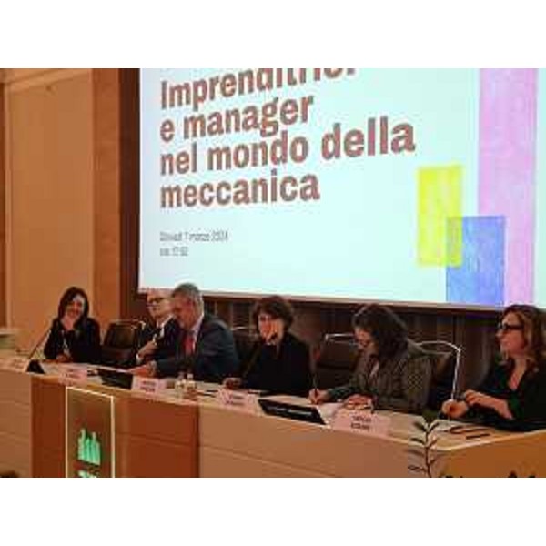 L'assessore regionale Alessia Rosolen (quarta da sinistra al tavolo) al convegno triestino su "Impreditrici e manager nel mondo della meccanica" - L'assessore regionale Alessia Rosolen (quarta da sinistra al tavolo) al convegno triestino su "Impreditrici e manager nel mondo della meccanica"