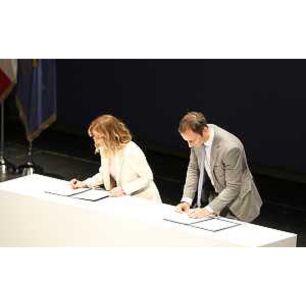 La presidente del Consiglio dei ministri Giorgia Meloni e il governatore del Fvg Massimiliano Fedriga durante la firma dell'Accordo di coesione - La presidente del Consiglio dei ministri Giorgia Meloni e il governatore del Fvg Massimiliano Fedriga durante la firma dell'Accordo di coesione