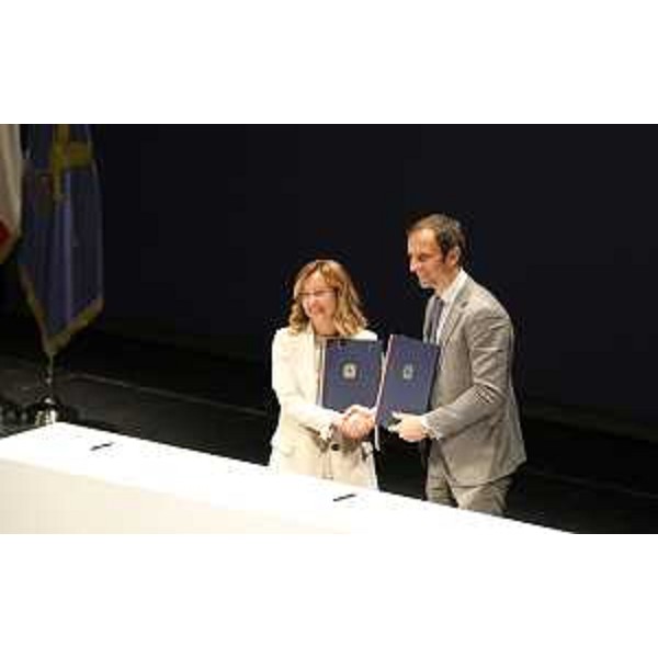 La presidente del Consiglio dei ministri Giorgia Meloni e il governatore del Fvg Massimiliano Fedriga sul palco del Teatro Verdi di Pordenone - La presidente del Consiglio dei ministri Giorgia Meloni e il governatore del Fvg Massimiliano Fedriga sul palco del Teatro Verdi di Pordenone