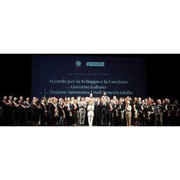 Foto di gruppo assieme ai sindaci del territorio presenti - Foto di gruppo assieme ai sindaci del territorio presenti