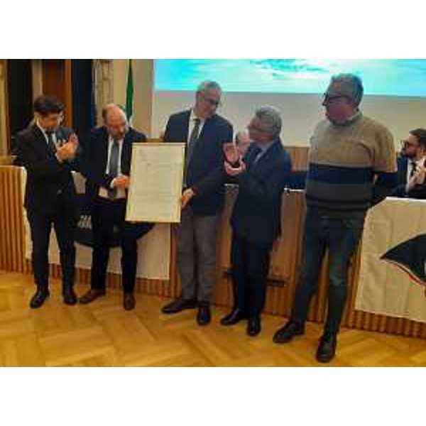 L'attestato al Consiglio regionale viene consegnato dal presidente di Anbima Fvg, Pasquale Moro, a Markus Maurmair, Diego Moretti,ill presiente Mauro Bordin e Alessandro Basso - L'attestato al Consiglio regionale viene consegnato dal presidente di Anbima Fvg, Pasquale Moro, a Markus Maurmair, Diego Moretti,ill presiente Mauro Bordin e Alessandro Basso