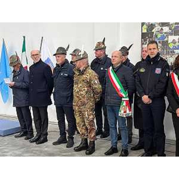 L'assessore regionale con delega alla Protezione civile, Riccardo Riccardi, con alcuni degli altri partecipanti all'inaugurazione. - L'assessore regionale con delega alla Protezione civile, Riccardo Riccardi, con alcuni degli altri partecipanti all'inaugurazione.