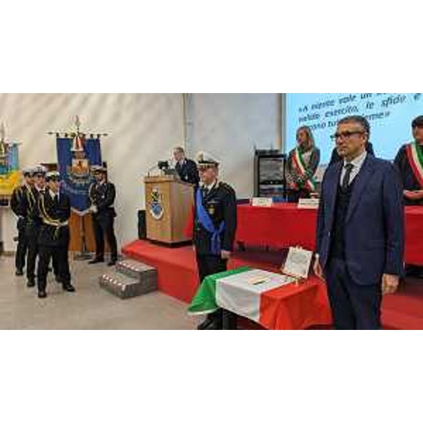 Un momento del giuramento dei tre nuovi agenti di polizia locale con l'assessore Roberti - Un momento del giuramento dei tre nuovi agenti di polizia locale con l'assessore Roberti 