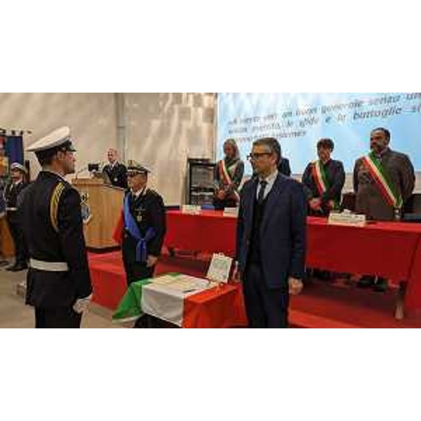 Un momento del giuramento dei tre nuovi agenti di polizia locale con l'assessore Roberti - Un momento del giuramento dei tre nuovi agenti di polizia locale con l'assessore Roberti 