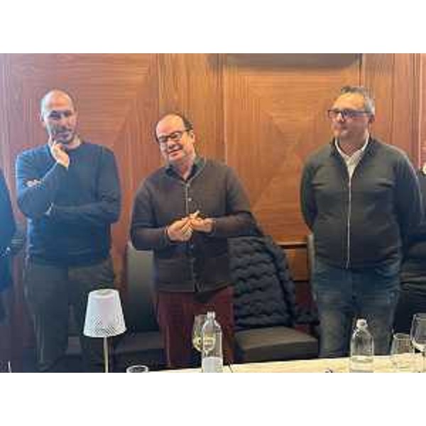 Il vice governatore con delega a Cultura e sport Mario Anzil, al centro, a Gemona del Friuli con il sindaco Roberto revelant e il presidente dellAsd Campagnola Calcio - Il vice governatore con delega a Cultura e sport Mario Anzil, al centro, a Gemona del Friuli con il sindaco Roberto revelant e il presidente dellAsd Campagnola Calcio 
