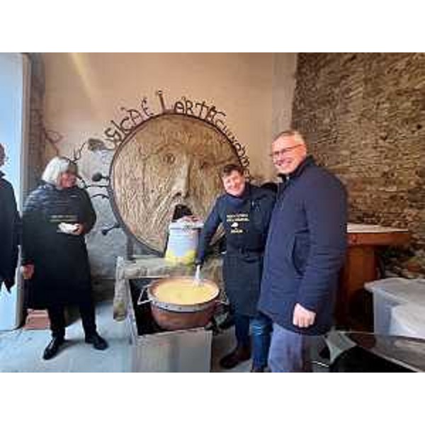 Il consigliere Alberto Budai in un momento ludico della festa con il presidente Bordin - Il consigliere Alberto Budai in un momento ludico della festa con il presidente Bordin