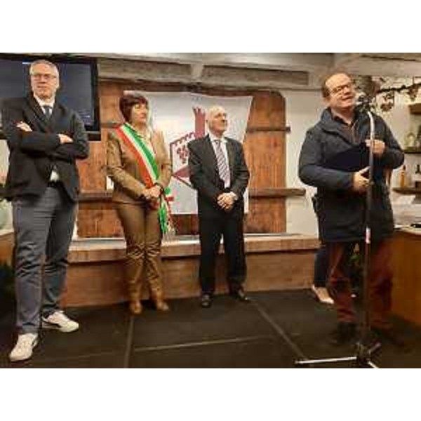 Il vicepresidente con delega alla Cultura e sport Mario Anzil (a destra) alla cerimonia di apertura della 75^ Festa regionale del vino Friulano di Bertiolo. - Il vicepresidente con delega alla Cultura e sport Mario Anzil (a destra) alla cerimonia di apertura della 75^ Festa regionale del vino Friulano di Bertiolo. 