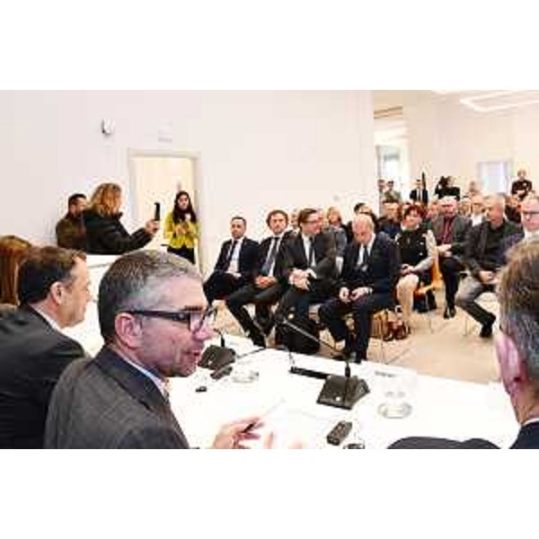 L'assessore Roberti in una fase della conferenza stampa - L'assessore Roberti in una fase della conferenza stampa