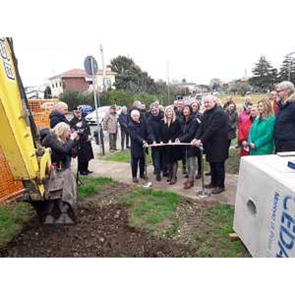 Lassessore alle Infrastrutture Cristina Amirante allinaugurazione del cantiere per la creazione del percorso ciclopedonale sul sedime dellex ferrovia della Fincantieri. - Lassessore alle Infrastrutture Cristina Amirante allinaugurazione del cantiere per la creazione del percorso ciclopedonale sul sedime dellex ferrovia della Fincantieri.