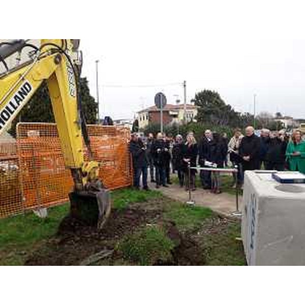 Ruspa al lavoro nel cantiere per la realizzazione della parte della Ciclovia del Mare Adriatico FVG2 che attraverserà Monfalcone, Staranzano e Ronchi dei Legionari. - Ruspa al lavoro nel cantiere per la realizzazione della parte della Ciclovia del Mare Adriatico FVG2 che attraverserà Monfalcone, Staranzano e Ronchi dei Legionari.