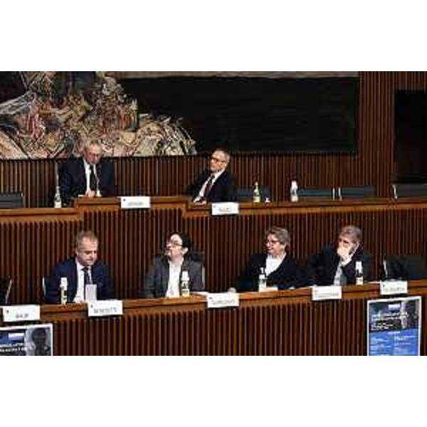 Il tavolo con i protagonisti della sessione pomeridiana: in alto, da sx, presidente e vicepresidente del Cr Fvg, Mauro Bordin e Francesco Russo - Il tavolo con i protagonisti della sessione pomeridiana: in alto, da sx, presidente e vicepresidente del Cr Fvg, Mauro Bordin e Francesco Russo