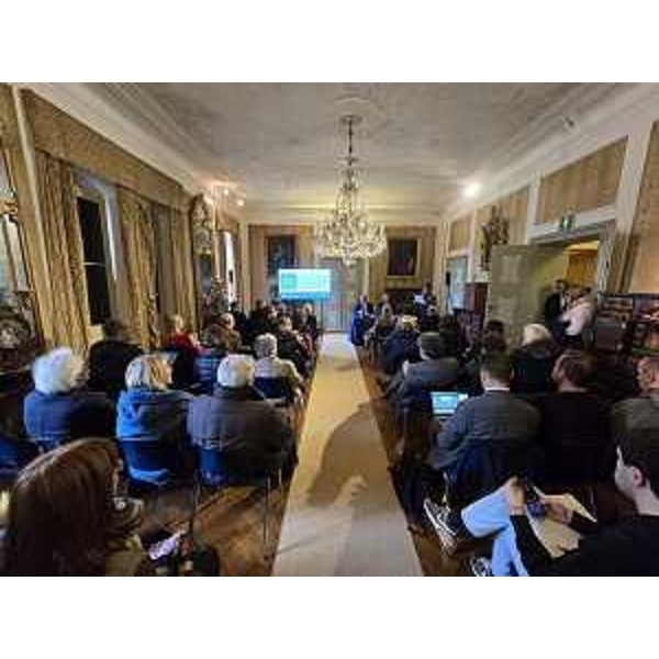 La sala di villa Coronini, a Gorizia, gremita di gente - La sala di villa Coronini, a Gorizia, gremita di gente