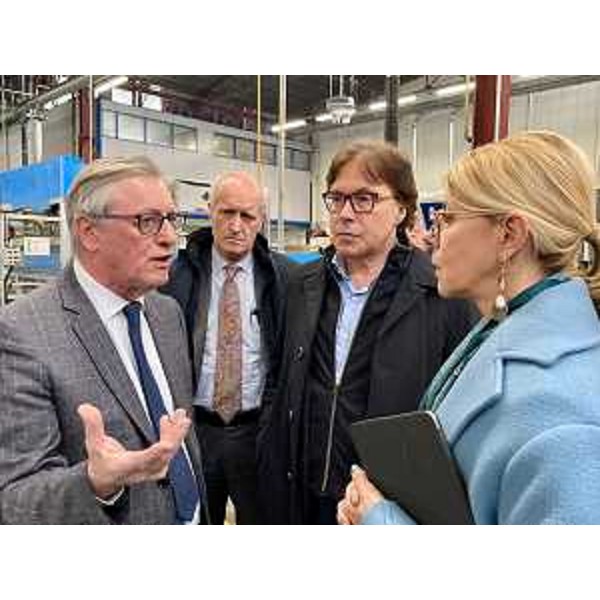 Lassessore regionale alle Attività produttive Sergio Emidio Bini e la presidente di Friulia Federica Seganti nel corso della visita allazienda Fama che opera a Orcenico di Zoppola. - Lassessore regionale alle Attività produttive Sergio Emidio Bini e la presidente di Friulia Federica Seganti nel corso della visita allazienda Fama che opera a Orcenico di Zoppola.