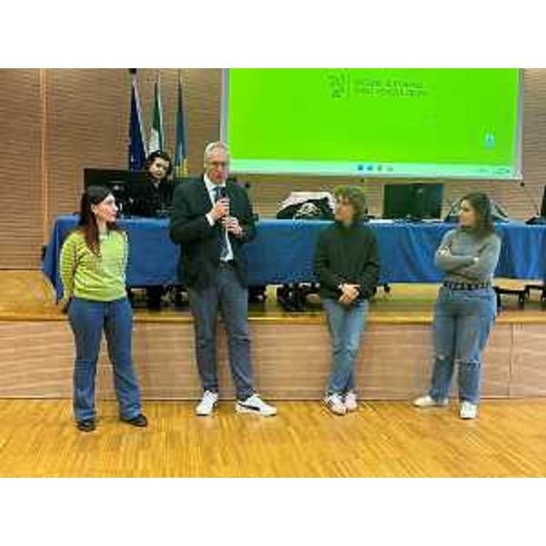 Il presidente Bordin assieme ad alcuni giovani che hanno partecipato all'incontro - Il presidente Bordin assieme ad alcuni giovani che hanno partecipato all'incontro