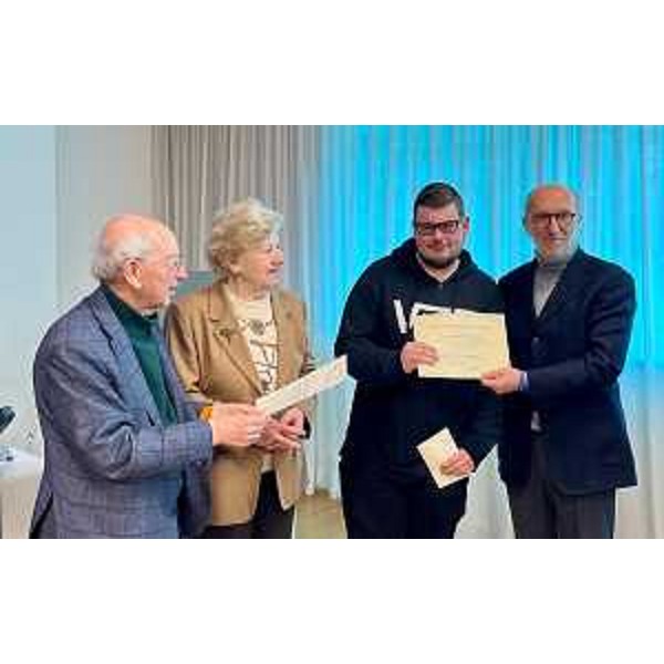 L'assessore regionale alla Salute, Politiche sociali e Disabilità, Riccardo Riccardi premia Luca Toppano Fattore. - L'assessore regionale alla Salute, Politiche sociali e Disabilità, Riccardo Riccardi premia Luca Toppano Fattore.