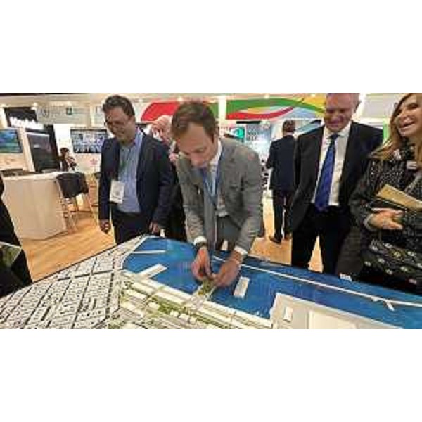 Il Governatore del Friuli Venzia Giulia Massimiliano Fedriga mentre illustra il progetto di PortoVivo a Michel Finzi, amministratore delegato di Rx France - Il Governatore del Friuli Venzia Giulia Massimiliano Fedriga mentre illustra il progetto di PortoVivo a Michel Finzi, amministratore delegato di Rx France