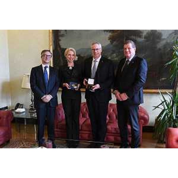 Da sx, il deputato Felice Ziza, la presidente del Parlamento sloveno, Urska Klacocar Zupancic, il presidente del Cr Fvg, Mauro Bordin, e il consigliere regionale Marko Pisani - Da sx, il deputato Felice Ziza, la presidente del Parlamento sloveno, Urska Klacocar Zupancic, il presidente del Cr Fvg, Mauro Bordin, e il consigliere regionale Marko Pisani