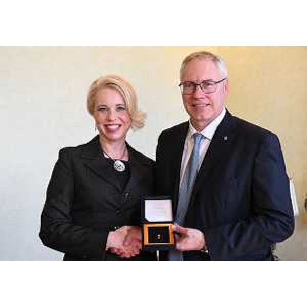 Il presidente del Cr Fvg, Mauro Bordin, consegna il sigillo dell'Assemblea legislativa regionale alla presidente del Parlamento sloveno, Urska Klacocar Zupancic - Il presidente del Cr Fvg, Mauro Bordin, consegna il sigillo dell'Assemblea legislativa regionale alla presidente del Parlamento sloveno, Urska Klacocar Zupancic