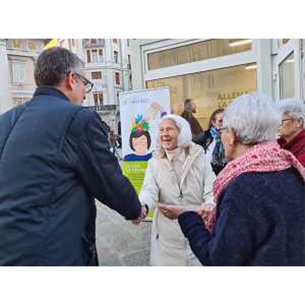 L'assessore Roberti all'esterno dello stand allestito dall'associazione de Banfield - L'assessore Roberti all'esterno dello stand allestito dall'associazione de Banfield