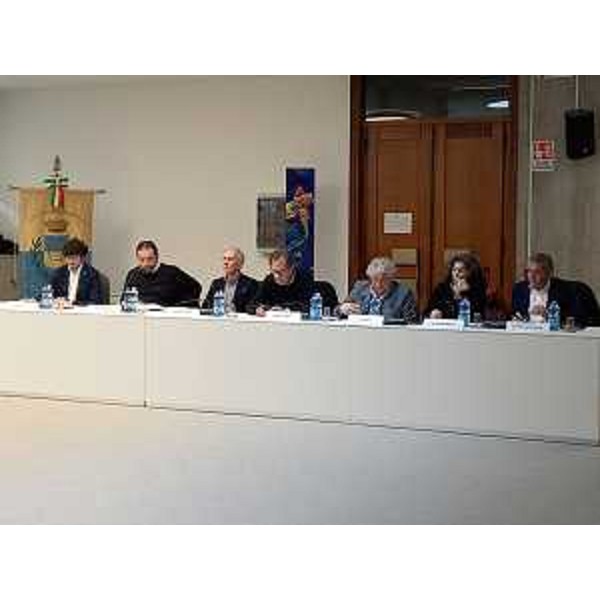 Da sinistra Simone Polesello (Fp), Edy Morandini,(Fp), Roberto Novelli (FI), Mauro Di Bert (Fp), Elia Miani (Lega), Serena Pellegrino (Avs), Francesco Martines (Pd). - Da sinistra Simone Polesello (Fp), Edy Morandini,(Fp), Roberto Novelli (FI), Mauro Di Bert (Fp), Elia Miani (Lega), Serena Pellegrino (Avs), Francesco Martines (Pd).