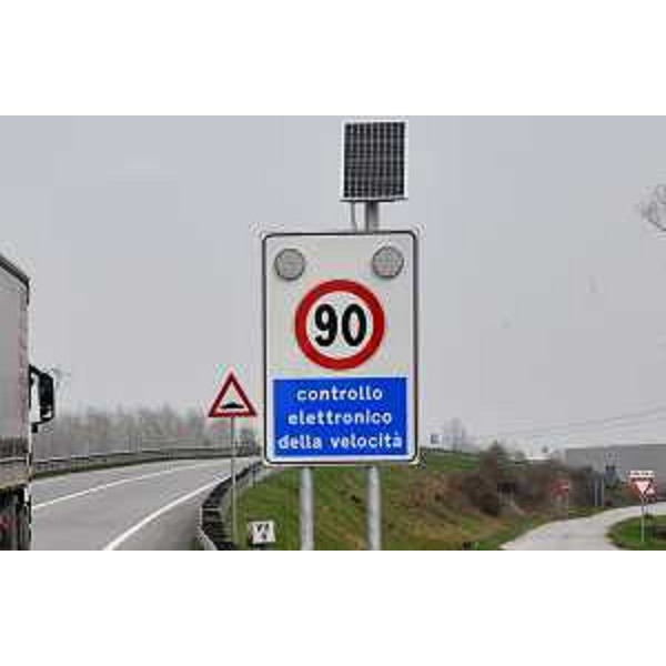 Uno dei cartelli della segnaletica verticale di recente installazione presenti sulla Cimpello-Sequals - Uno dei cartelli della segnaletica verticale di recente installazione presenti sulla Cimpello-Sequals