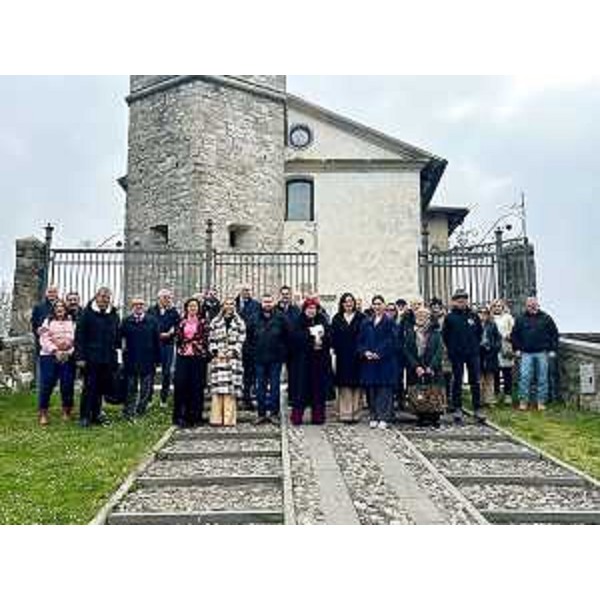 Le delegazioni dei Comuni di Buja e Aprilia con il presidente del Consiglio regionale, Mauro Bordin - Le delegazioni dei Comuni di Buja e Aprilia con il presidente del Consiglio regionale, Mauro Bordin