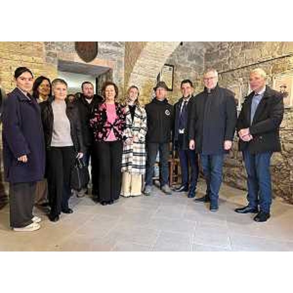 Da destra, l'ex sindaco di Buja, Aldo Calligaro, il presidente del Consiglio regionale, Mauro Bordin, il vicesindaco di Aprilia, Vittorio Marchitti, l'alpino Michele Ursella, l'assessore di Aprilia a Programmazione e gestione eventi, Carola Latini, l'eurodeputata Elena Lizzi, l'assessore alla Cultura di Buja, Alberto Guerra, il sindaco di Buja, Silvia Maria Pezzetta, la presidente Fogolar Furlan di Aprilia, Elena Pimpinelli, e la consigliera Gaia Papinutto - Da destra, l'ex sindaco di Buja, Aldo Calligaro, il presidente del Consiglio regionale, Mauro Bordin, il vicesindaco di Aprilia, Vittorio Marchitti, l'alpino Michele Ursella, l'assessore di Aprilia a Programmazione e gestione eventi, Carola Latini, l'eurodeputata Elena Lizzi, l'assessore alla Cultura di Buja, Alberto Guerra, il sindaco di Buja, Silvia Maria Pezzetta, la presidente Fogolar Furlan di Aprilia, Elena Pimpinelli, e la consigliera Gaia Papinutto