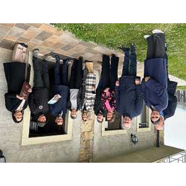 Le delegazioni friulana e laziale all'esterno della sede degli alpini di Buja, casa Ursella. - Le delegazioni friulana e laziale all'esterno della sede degli alpini di Buja, casa Ursella.