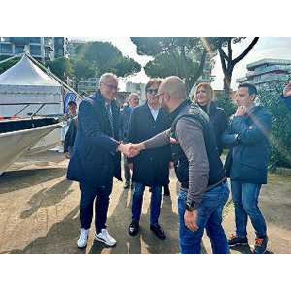 Il presidente del Cr Fvg, Mauro Bordin, visita gli stand di Lignano Boat Show insieme all'assessore Fvg al turiso, Sergio Emidio Bini, e alla consigliera Maddalena Spagnolo (Lega) - Il presidente del Cr Fvg, Mauro Bordin, visita gli stand di Lignano Boat Show insieme all'assessore Fvg al turiso, Sergio Emidio Bini, e alla consigliera Maddalena Spagnolo (Lega)