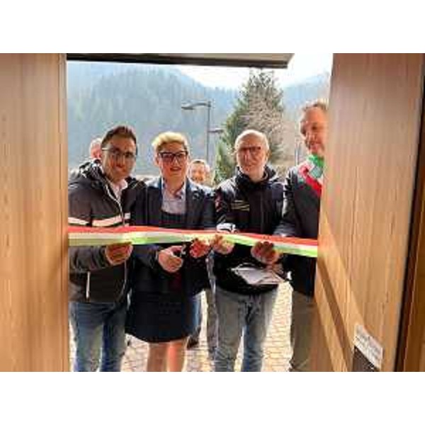 L'assessore regionale alla Salute, Riccardo Riccardi, al taglio del nastro del dispensario farmaceutico. - L'assessore regionale alla Salute, Riccardo Riccardi, al taglio del nastro del dispensario farmaceutico.