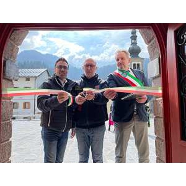 L'assessore regionale alla Salute, Riccardo Riccardi, al taglio del nastro dell'ambulatorio medico. - L'assessore regionale alla Salute, Riccardo Riccardi, al taglio del nastro dell'ambulatorio medico.