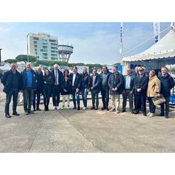 La consigliera leghista Maddalena Spagnolo (quarta da sx), a fianco del presidente del Cr Fvg, Mauro Bordin, all'inaugurazione di Lignano Boat Show - La consigliera leghista Maddalena Spagnolo (quarta da sx), a fianco del presidente del Cr Fvg, Mauro Bordin, all'inaugurazione di Lignano Boat Show