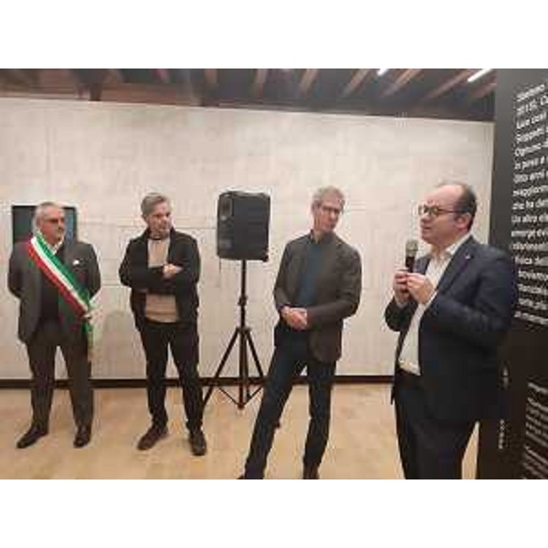 Il vicegovernatore con delega a Cultura e Sport Mario Anzil (ultimo a dx) interviene allinaugurazione della mostra Abitare la Luce - Stefano Tubaro - Il vicegovernatore con delega a Cultura e Sport Mario Anzil (ultimo a dx) interviene allinaugurazione della mostra Abitare la Luce - Stefano Tubaro