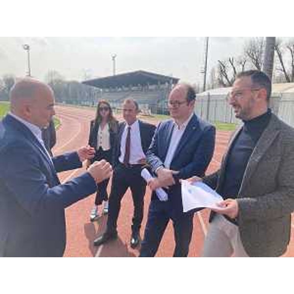 Il vicegovernatore con delega a Cultura e sport Mario Anzil in sopralluogo alla pista di atletica del campo sportivo di Codroipo - Il vicegovernatore con delega a Cultura e sport Mario Anzil in sopralluogo alla pista di atletica del campo sportivo di Codroipo