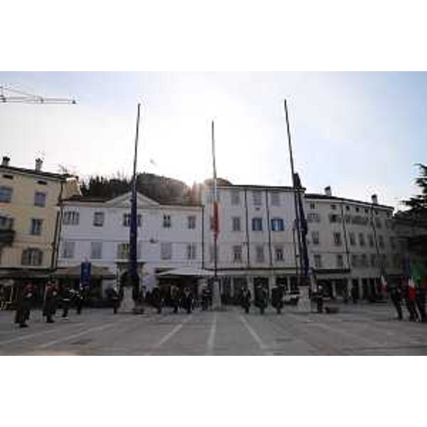 L'alzabandiera in piazza della Vittoria, a Gorizia, per la "Giornata dell'Unità nazionale, della Costituzione, dell'Inno e della Bandiera" - L'alzabandiera in piazza della Vittoria, a Gorizia, per la "Giornata dell'Unità nazionale, della Costituzione, dell'Inno e della Bandiera" 