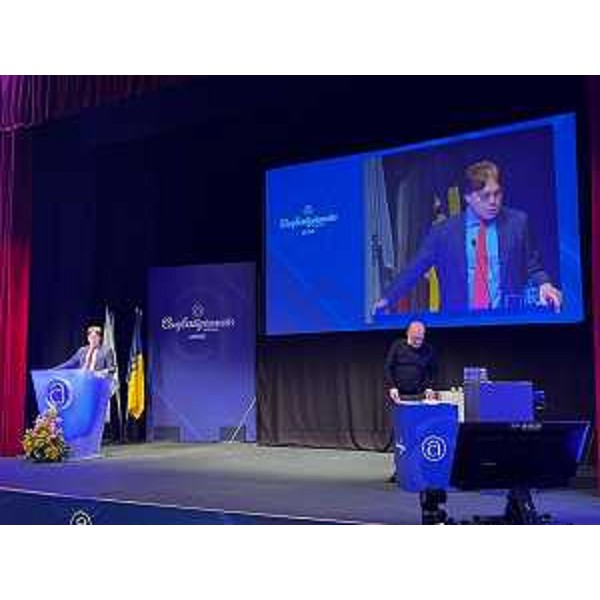 Bini, sul palco il presentatore della cerimonia, l'attore Claudio Moretti - Bini, sul palco il presentatore della cerimonia, l'attore Claudio Moretti