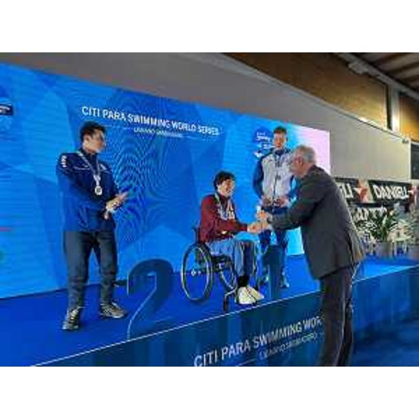 Il presidente del Cr Fvg, Mauro Bordin, premia il vincitore dei 400 sl, Antonio Fantin - Il presidente del Cr Fvg, Mauro Bordin, premia il vincitore dei 400 sl, Antonio Fantin