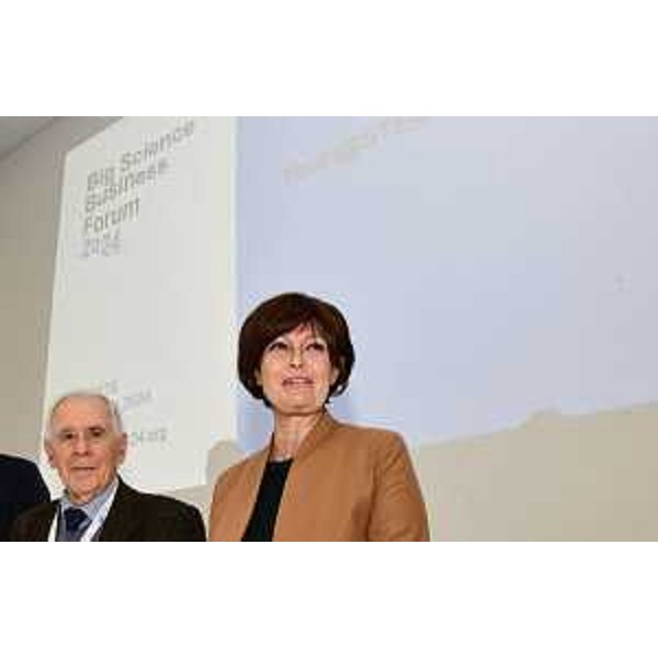 Lassessore alla Ricerca e università Alessia Rosolen ha partecipato allevento "Scienza, industria e sviluppo sostenibile". - Lassessore alla Ricerca e università Alessia Rosolen ha partecipato allevento "Scienza, industria e sviluppo sostenibile".