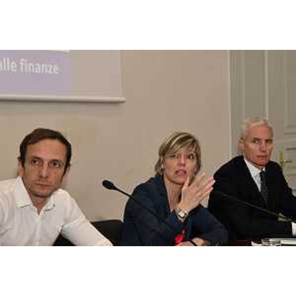 Il governatore Massimiliano Fedriga e l'assessore regionale Barbara Zilli alla conferenza stampa sui crediti fiscali - Il governatore Massimiliano Fedriga e l'assessore regionale Barbara Zilli alla conferenza stampa sui crediti fiscali